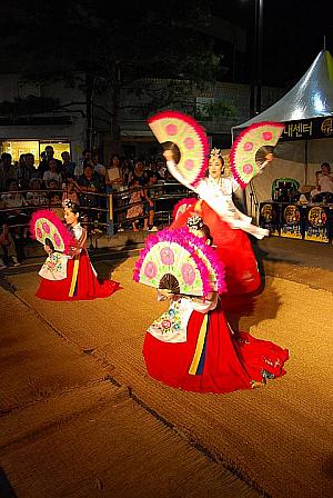 優雅でひと際華やかな「ブチェチュム（扇踊り）」