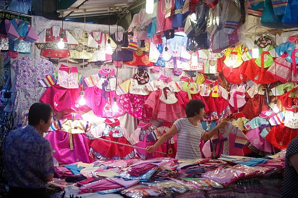 韓服（ハンボッ）の並ぶエリアでは、かわいい子供用サイズの韓服が。