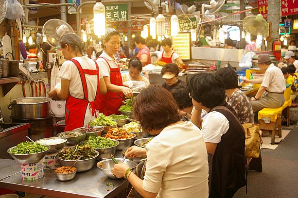 手前の女性はコチュ（唐辛子）を食べてますね～。野菜たっぷり栄養たっぷりなビビンパッ（ビビンバ）が食べられる屋台。