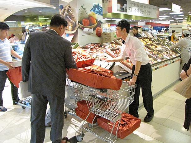 うわ～だいぶ買ってますね！こんな大きなを包みもらったら、嬉しいだろうなぁ～（中身にもよるけど！）。