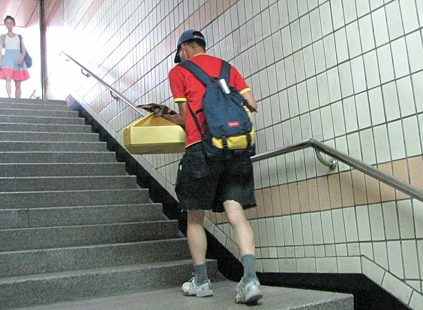 若いお兄さんも手には大きな金の風呂敷包み。実家へ帰省するときのお土産かしら？<br>連休は今週末からスタート。火曜日・１３日まで公休日です。ソウルの皆さんも、ソワソワわくわく落ち着かないみたい？！
