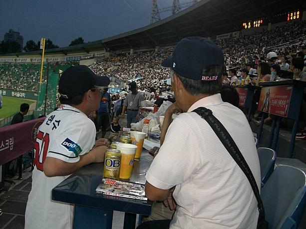 試合の合間に韓国野球解説。4回表なのにテーブルの上には既にビールがいっぱい。