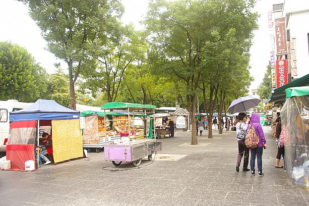 通りの入口（鍾路寄りの、「南仁寺マダン観光案内所」のあたり）にも変わらず露店や屋台が。<br>露店、屋台の移転先は、２箇所に大きく分かれているよう。全く無くなってしまうわけじゃないんですね！