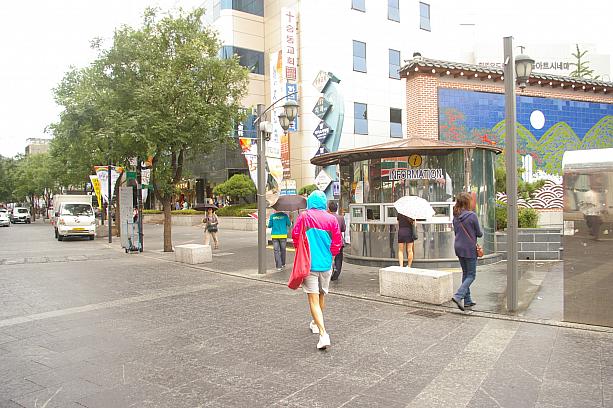 雨の中、フードを深くかぶって足早に通りへと入っていく男子も。