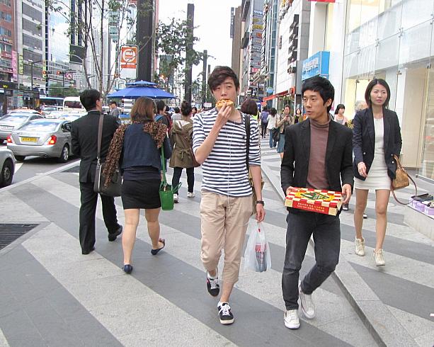 男性陣の様子はどうかな？こちらはボーダーの長Ｔに、丈が短いチノパン。ピザも似合う…けど、通行人には気をつけてね＾＾；