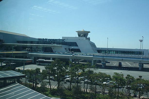 空港駅は、国内線よりにあります。