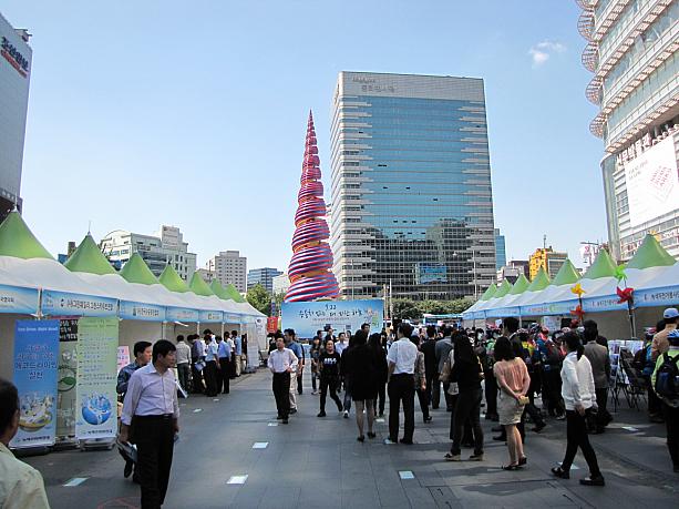 これも、「車のない日」イベントの一環？！清渓川広場には自転車や環境系のＰＲブースが 。