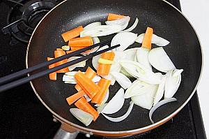 ⑦ フライパンにサラダ油を熱し、ニラ以外の野菜を炒めます。
