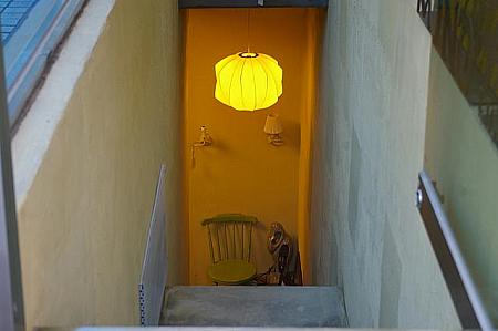 MONO lighting<br>照明＆デザインのお店。地下の階段に取り付けられた照明が素敵。