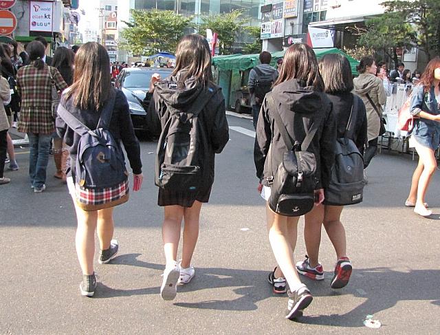 ゆるめアレンジが主流 韓国の女子高生 制服の着こなし拝見 ソウルナビ