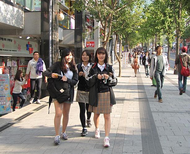 秋晴れの弘大の街。３時を過ぎて、中高生が繰り出してきましたよ～！
今日は韓国の学生さんの制服の着こなしをチェックしてみよっと。笑顔の三人組はジャージやレギンスで冷え対策？！
