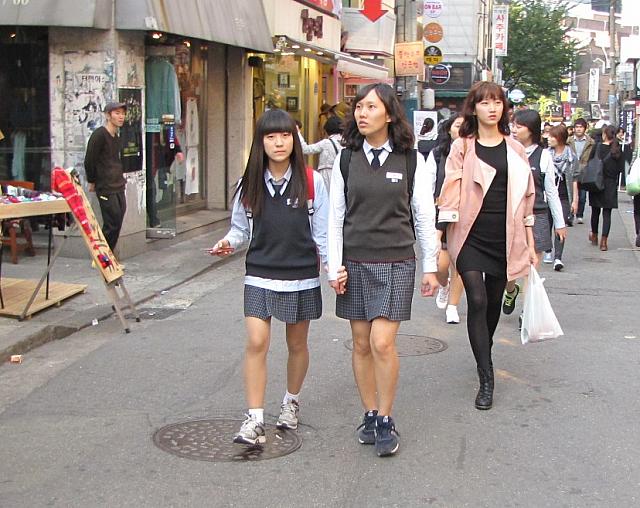 ゆるめアレンジが主流 韓国の女子高生 制服の着こなし拝見 ソウルナビ