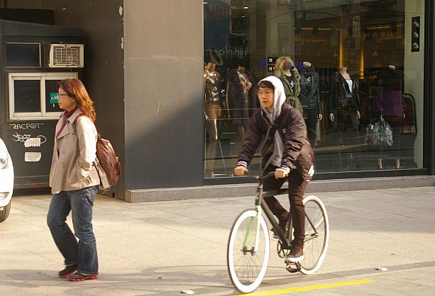 自転車で颯爽と走っていく男子。