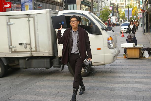 こちらの編み上げブーツを履きこなす男子はパソコンやらiPod？等、電子機器をいろいろ持って移動中？<br>おしゃれさんが多くて、お店よりも人を見るのが楽しいロデオ通りからお送りしました～☆　