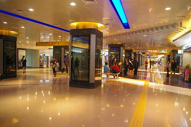 江南駅と亭子（チョンジャ）駅を最短１６分で結ぶというこの新盆唐線。<br>江南と亭子の区間には良才（ヤンジェ）、良才市民の森（ヤンジェシミンエスッ）、清渓山入口（チョンゲサンイック）、板橋（パンギョ）等の駅があり、ソウル市内の地下鉄等と乗り換えが可能で、とても便利に！旅行の行き先の幅も広がりそうですね！