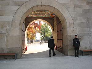 官邸の正門の向かいは景福宮に続く門が。
