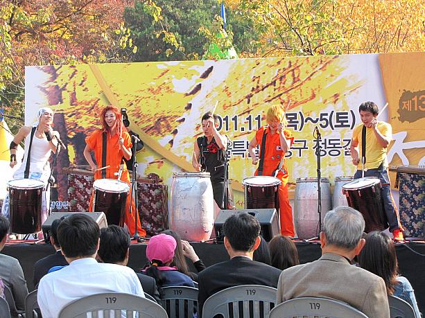 トムダムキルをさらに進んでいくと、公演場が！<br>韓国で人気のミュージックショー「ファンタスティック」がお祭り気分を盛り上げます。