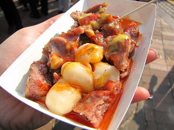 なんだかお腹が空いたナビはチーズトッカルビをいただきました～<br>トッ（お餅）の中にチーズが入っていて、ピリ辛だけど甘みもきいたソースとの相性がグッド◎　