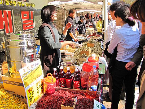 こちらでは五味子茶（オミジャチャ）やそば茶（メミルチャ）などを販売。試飲もできます^^