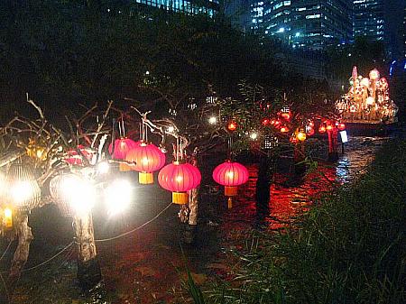 これは中国のランプでしょうか。枯れ木（？）にかけられた沢山の提灯が幻想的です。