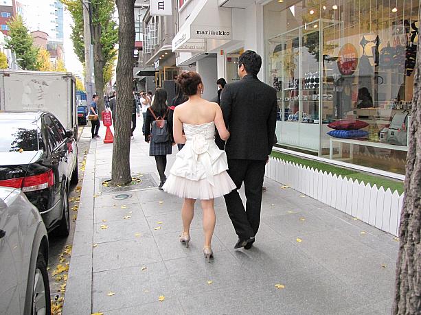 こちらは肩出しにミニスカート…いやいや、新郎新婦の結婚写真撮影ですね。実際すごい人通りだったけれど、ロケ敢行。<br>周りの人もたいして気にしてないのが、さすが韓国です。