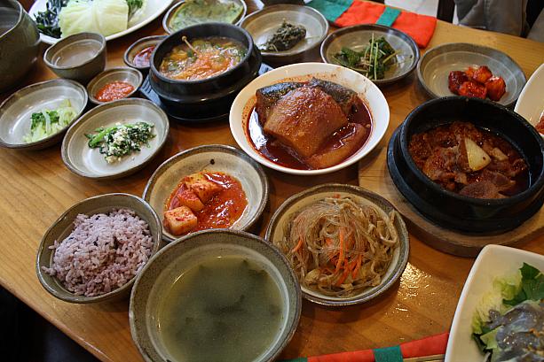 テーブル一杯に並んだ韓国料理。これで１人6000W