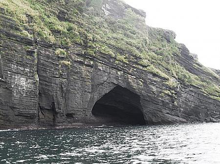 牛島の東南海岸ではいくつかの洞窟が見られます。