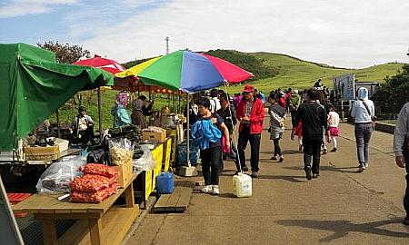 牛島峰への入口には牛島の特産物を売る露店が並んでいます。ちなみに牛島のピーナッツは普段より半分の大きさ。