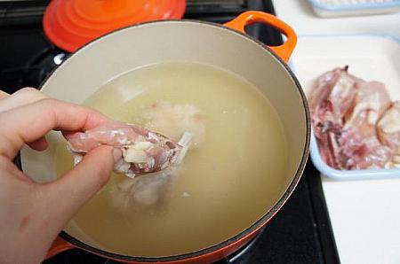 ③鍋に鶏ガラスープを入れ沸騰させ、④の鶏肉を加える。