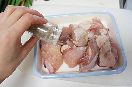 ②鶏肉は水で洗い、キッチンペーパーで水気をよく拭き取り、Aで揉み込む。