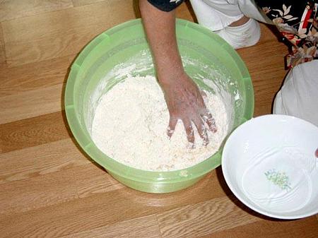 １）小麦粉に水を少しずつ入れながら、生地を練っていきます。生地は適当なやわらかさになるまで練ります。\n（※ 生地の練り方は「韓国料理教室（５）スジェビ編」を参照してください！） 