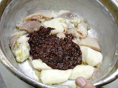 A.下味付けをしたヤンコプチャンに準備したヤンニョンをよく混ぜます。
