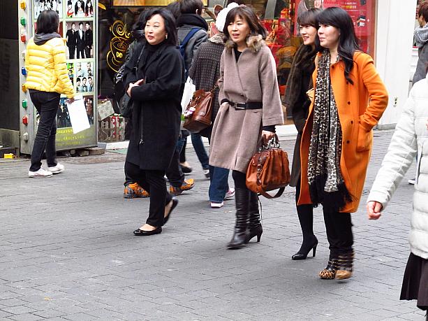 コートにベルトをオンして、シルエットにメリハリをつけた韓国らしい着こなし☆