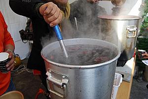 お鍋で沸騰させて作るグリューワイン