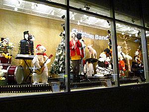 こちらはロッテ百貨店ショーウィンドウの中の「クリスマス・バンド」