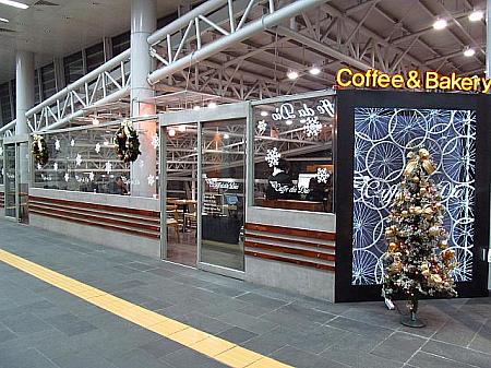 ソウル駅、高速鉄道に向かう途中のカフェも。