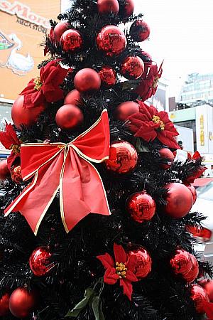多種多様なクリスマスツリーが数メートルに1つの間隔でストリート飾っています！