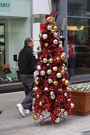 多種多様なクリスマスツリーが数メートルに1つの間隔でストリート飾っています！