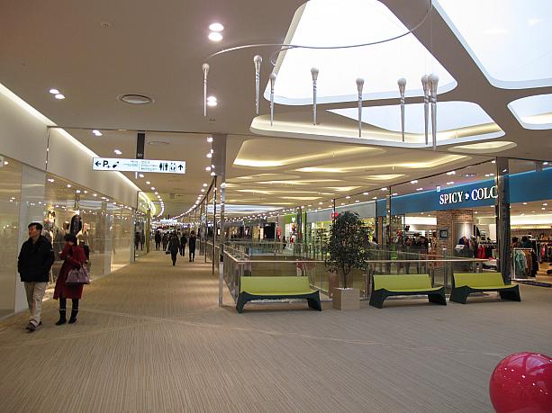 今回の目的はは飛行機ではなくてこちら、「LOTTE MALL」！金浦空港の目の前に今月OPENしたばかりの大型ショッピングモールです。