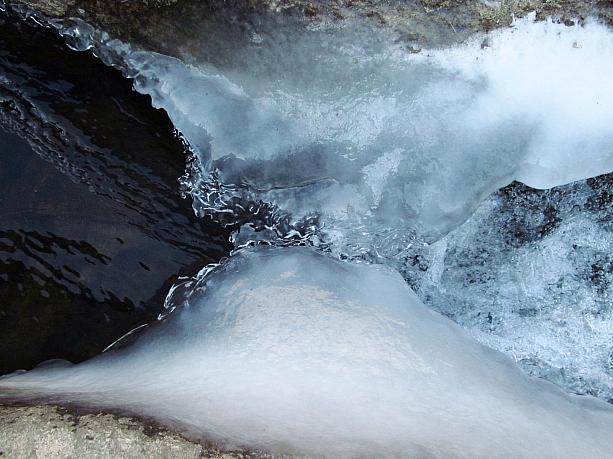 飛び石と飛び石の間も凍ってる！