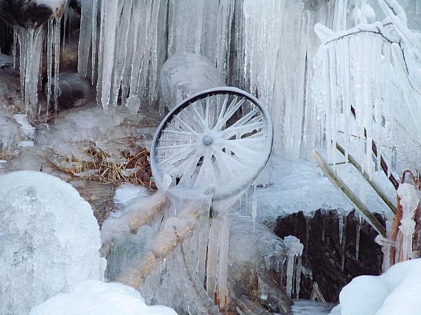 よーく見てみると、車輪のようなものが！これは何だろ…？？