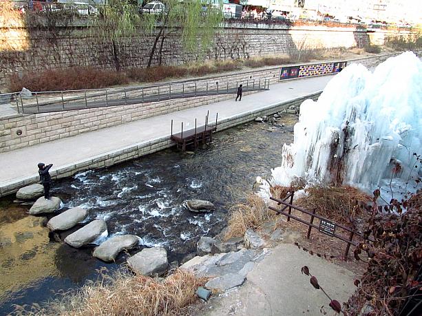 都心でこんな自然の氷のアートを見られるのは寒～いソウルならではですね！<br>水しぶきを上げている滝も気持ちが良いですが、微動だにしない滝もステキです。