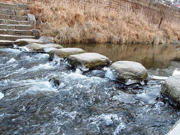 この氷の滝の裏に回ってみることに。飛び石を渡って…