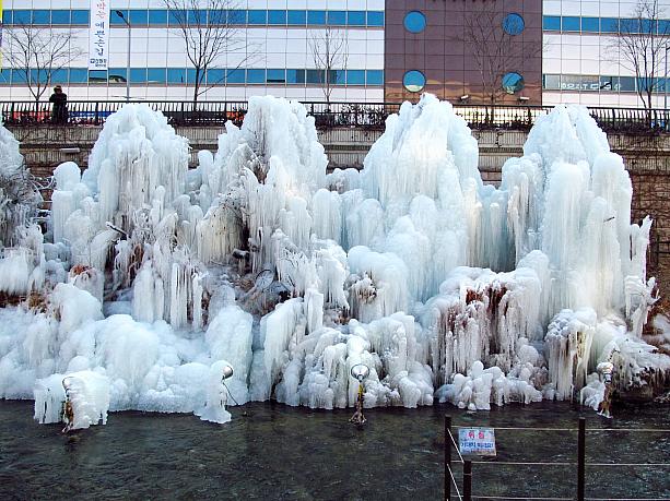 ここは、オガンスギョ（五間水橋）という橋のすぐのところ。