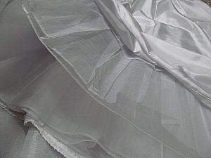 ソクチマはチマを膨らませるのが仕事。ハリのある素材の布がヒダになって仕込まれています。
