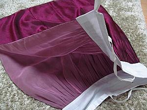 巻きスカートになっています。外は濃い紫で内側は薄いピンク。うっすら透けていてきれい～＾＾

