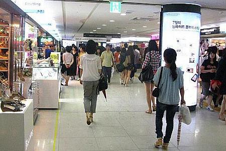 江南駅の改札を出たらすぐに広がっている「江南駅地下ショッピングセンター」に向かって進みます。