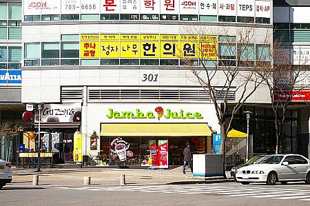 カフェ通りに入る手前両側に人気チェーン店がお迎え。<br>ベルギー伝統ワッフルのお店「Waffle Bant」に、フルーツスムージーの「Jamba Juice」