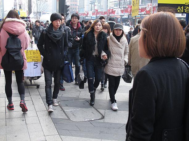 午後には４度まで上がり、歩きやすかったソウル。街行く人の表情にちょっと余裕が感じられませんか？韓国の会社員は、今日が仕事納めの人が多いかな？…といいますか、ただの金曜？！いつもどおりの人ごみです。