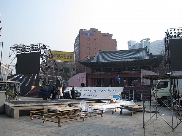 明日は大晦日。普信閣(ポシンガク)では今年もカウントダウンイベントがあります。ただいま準備中！<br>また花火バチバチのイベントとなるのでしょうか～＾＾